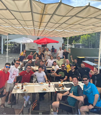 Jugadores de La Banda del Pádel reunidos en las pistas